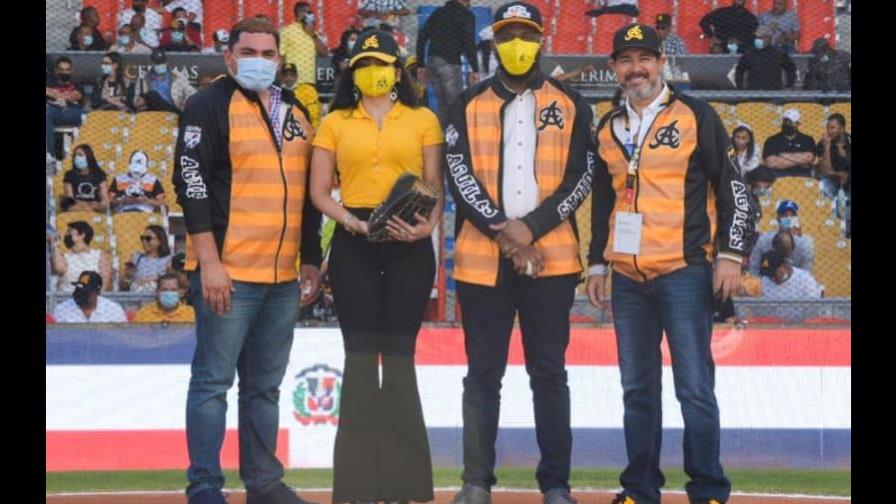 Yeni Berenice y Wilson Camacho lanzan y reciben primera bola en partido Licey-Águilas