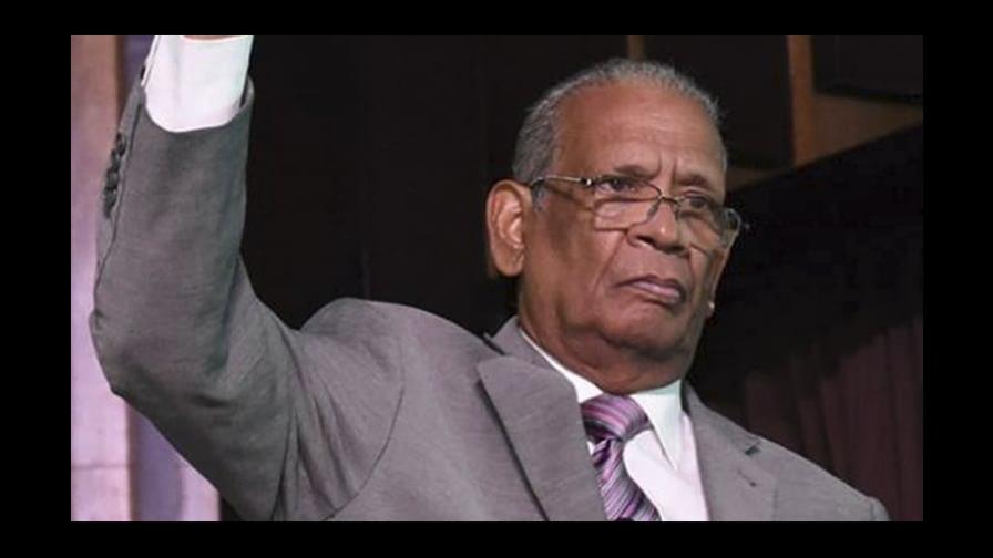 Roosevelt Comarazamy anuncia que tiene COVID-19