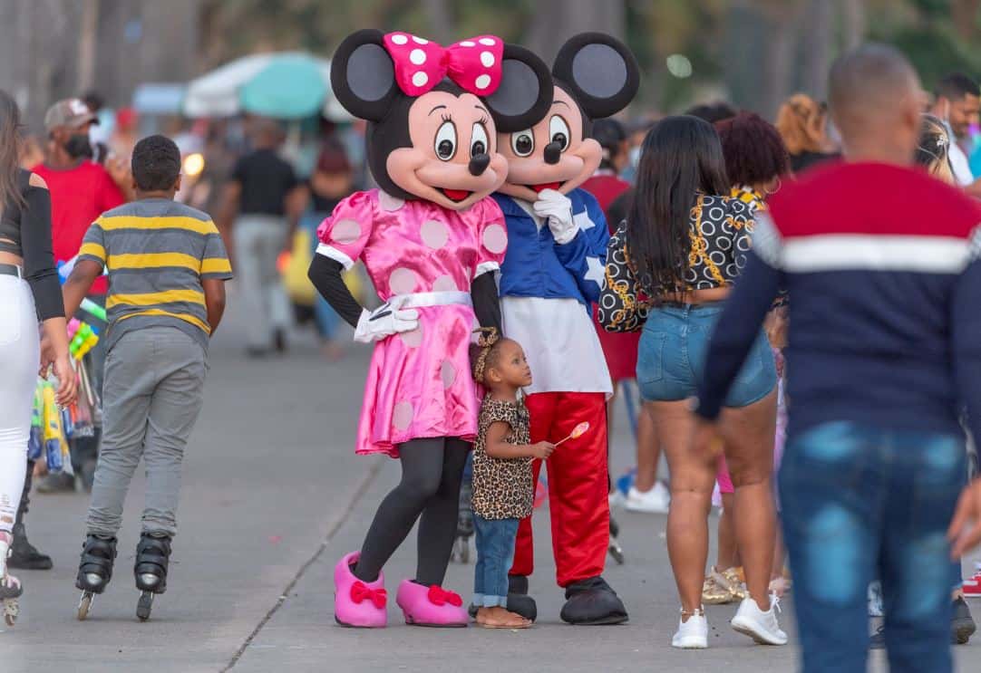 Niños y jóvenes se pasearon la tarde del domingo por el Malecón de la capital.