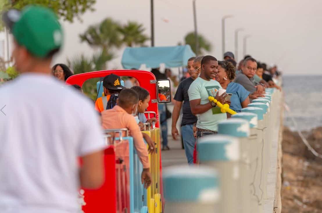 Niños y jóvenes se pasearon la tarde del domingo por el Malecón de la capital.