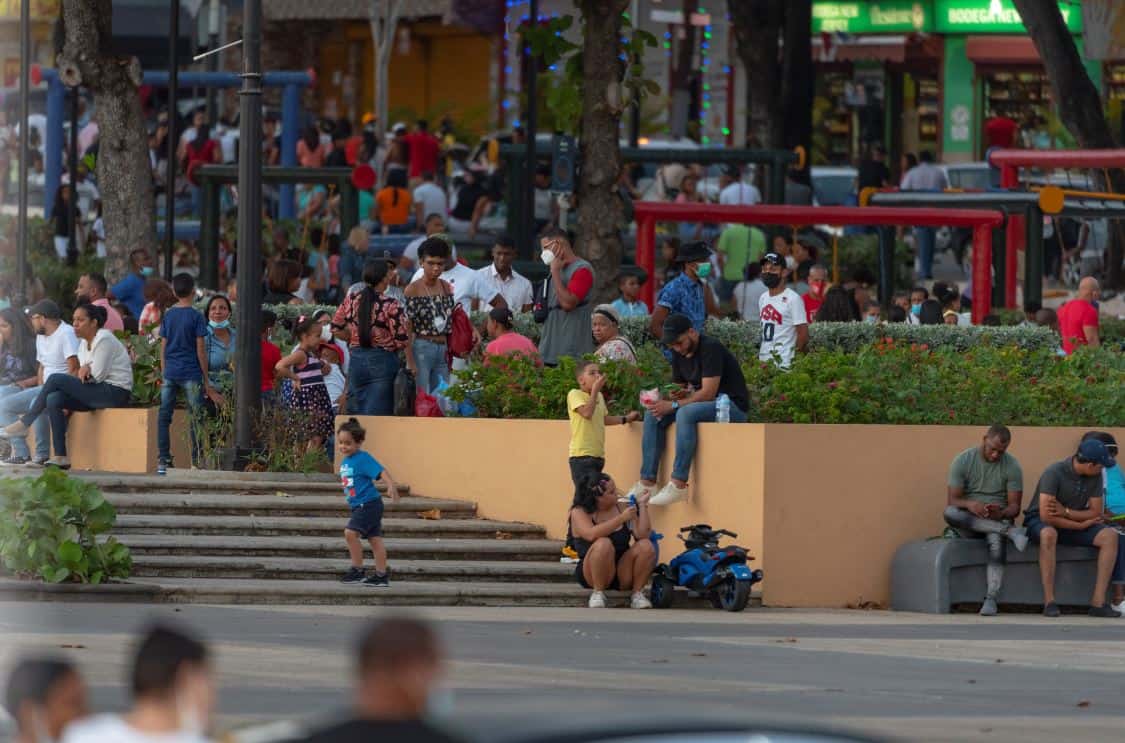 En el parque Eugenio María de Hosto, cientos de jóvenes se recrearon la tarde de domingo.