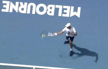Djokovic vuelve a la cancha pese a las dudas sobre su visa