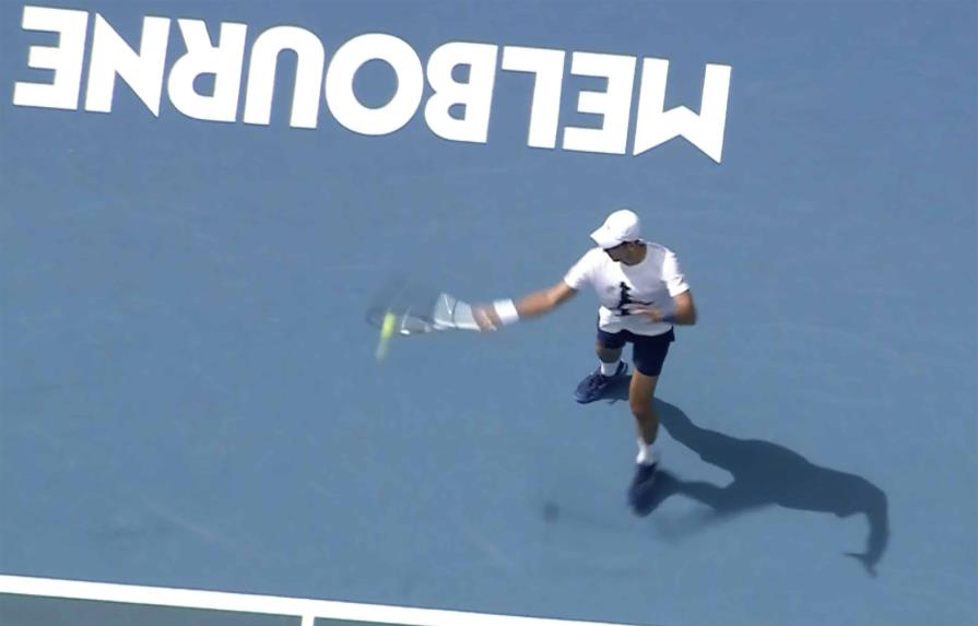 Djokovic vuelve a la cancha pese a las dudas sobre su visa