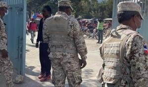 Haitiano que fue devuelto a su país emprende a pedradas y disparos al aire en puerta binacional Carrizal-Elías Piña