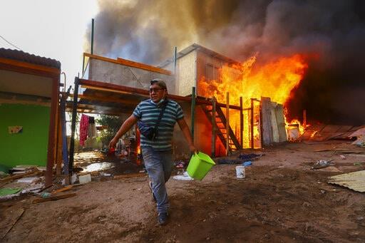 Incendio arrasa con 100 casas de madera en Chile