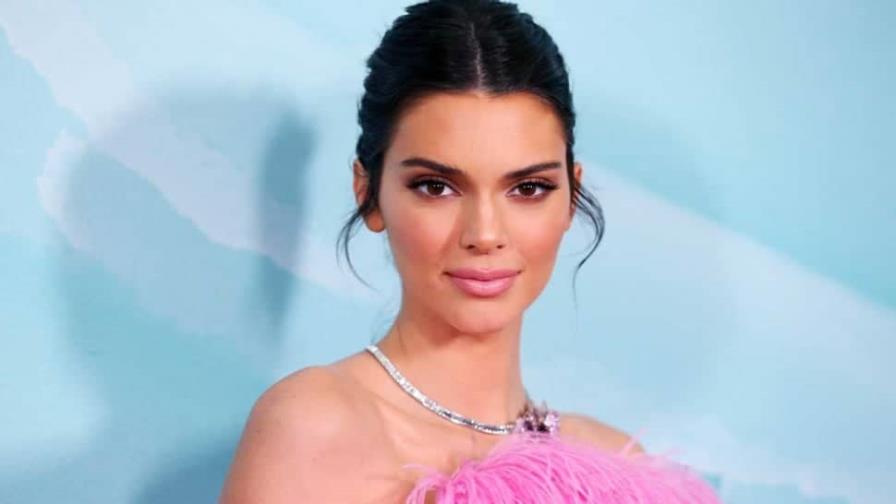 Kendall Jenner y el inapropiado vestido que lució en la boda de su mejor amiga Kendall Jenner y el inapropiado vestido que lució en la boda de su mejor amiga