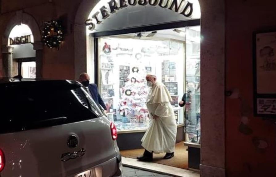 El papa sale del Vaticano para ir a una tienda de discos en el centro de Roma