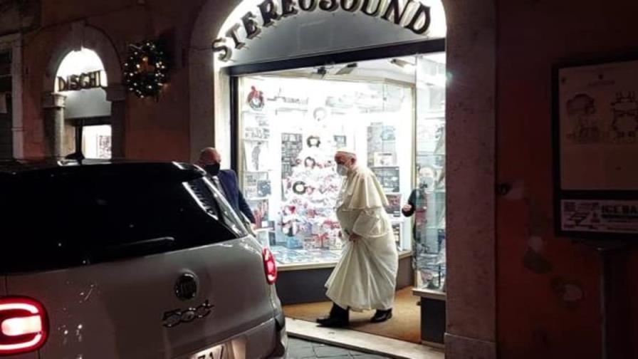 El papa sale del Vaticano para ir a una tienda de discos en el centro de Roma