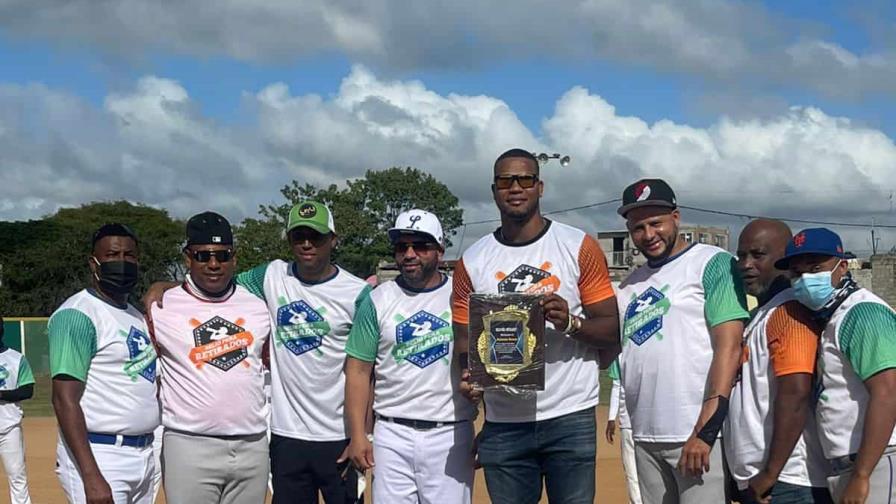 Realizan tercer Clásico de Softbol Delio Peña Retirados