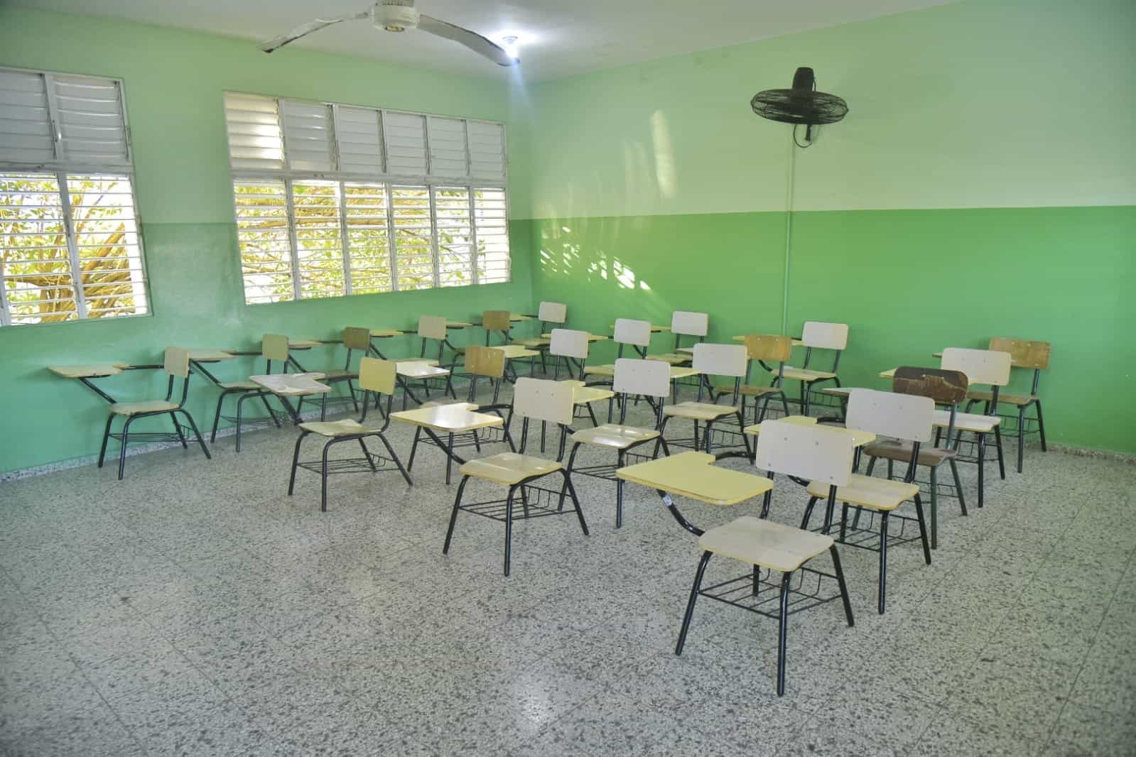 Aula vacía en el Liceo Fidel Ferrer, en el ensanche La Fe.