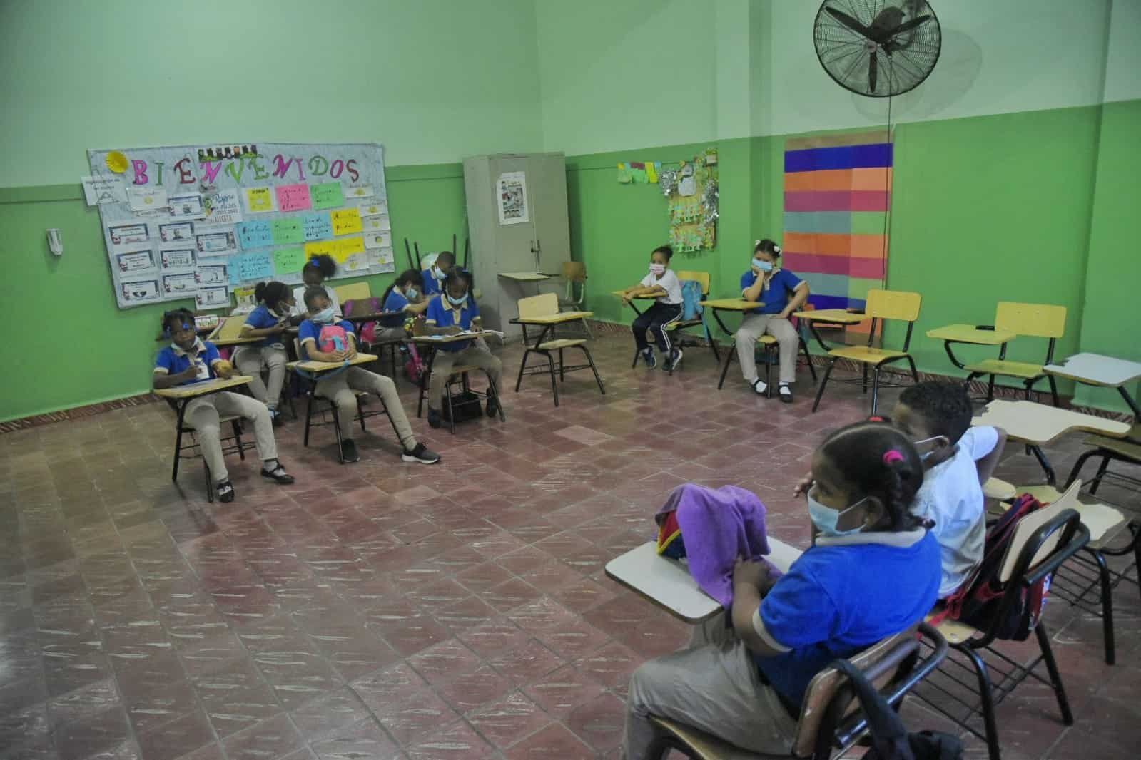 Asistencia de alumnos a la Escuela República Dominicana, en Villa Juana.