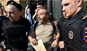 Un escritor satírico crítico de Putin abandona Rusia