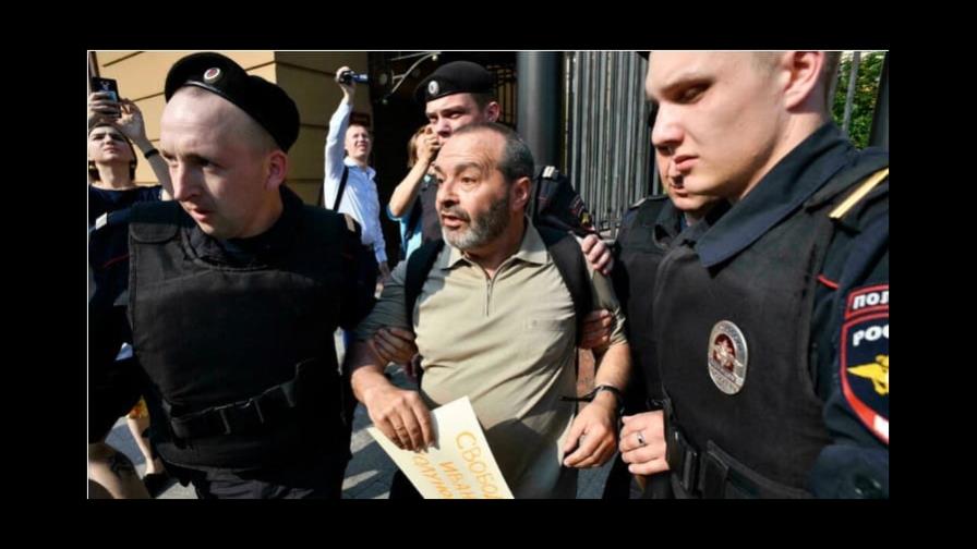 Un escritor satírico crítico de Putin abandona Rusia