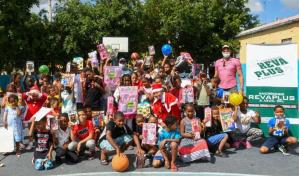 Donan juguetes a ni&ntilde;os hacen deportes en el club Santa Cruz por el d&iacute;a de Reyes