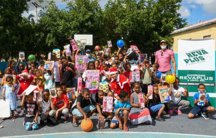 Donan juguetes a niños hacen deportes en el club Santa Cruz por el día de Reyes