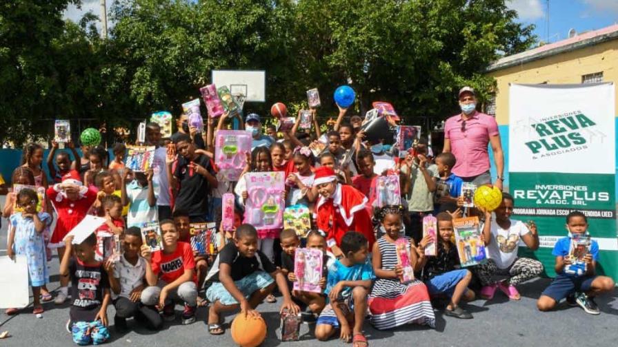 Donan juguetes a niños hacen deportes en el club Santa Cruz por el día de Reyes