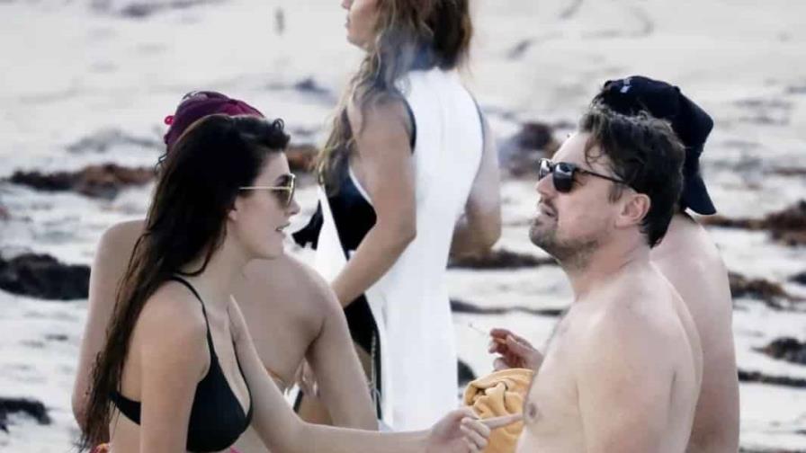 Filtran fotos de Leonardo DiCaprio en la playa con su novia de 24 años