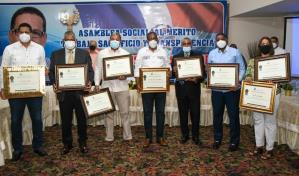 Reconocen al director de los Comedores Económicos por el programa navideño