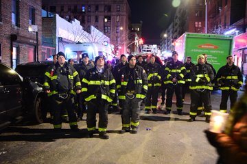Realizan vigilia en honor a las víctimas del incendio en el Bronx