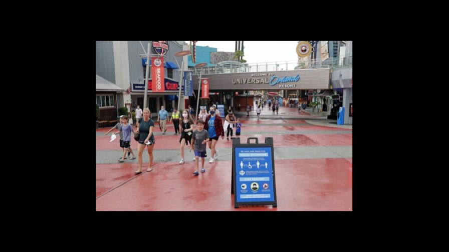 Empleados de Universal deben vacunarse o someterse a pruebas de COVID-19