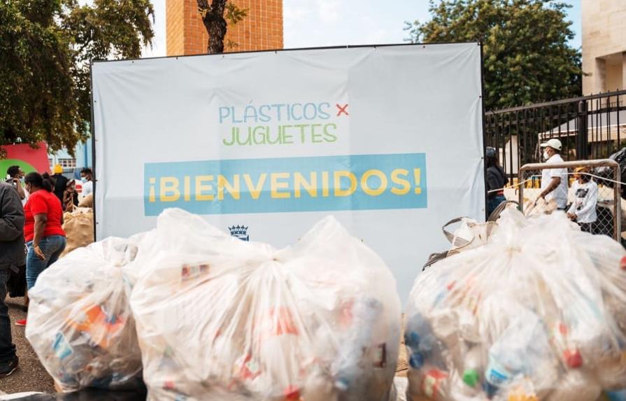 Alcaldía del Distrito Nacional cambiará botellas plásticas por juguetes este domingo