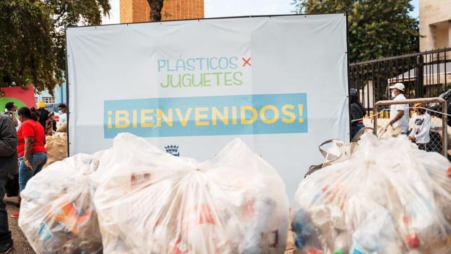 Alcaldía del Distrito Nacional cambiará botellas plásticas por juguetes este domingo