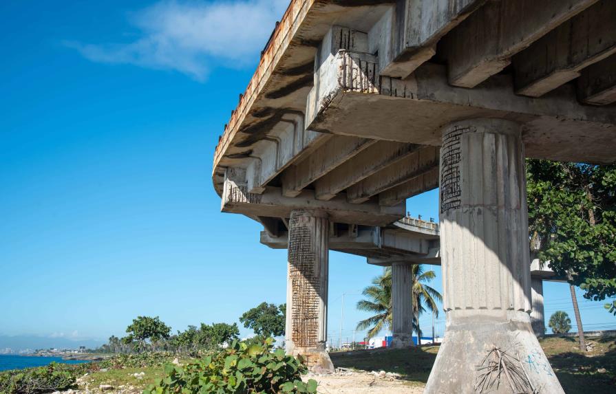 Obras Públicas suspende vehículos pesados por puente sobre autopista Las Américas