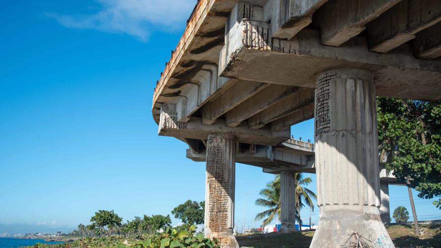 Obras Públicas suspende vehículos pesados por puente sobre autopista Las Américas