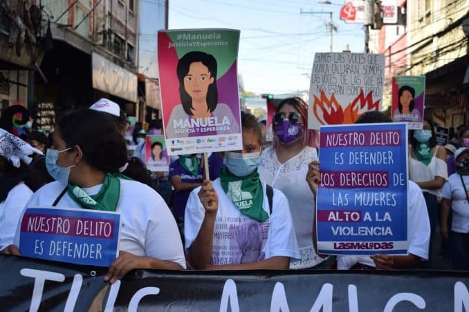 La prohibición del aborto en El Salvador sigue “cobrando vidas”, señala ONG