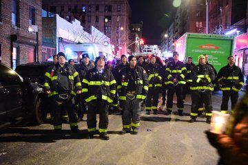 Participantes de la vigilia en en honor a las víctimas del incendio 