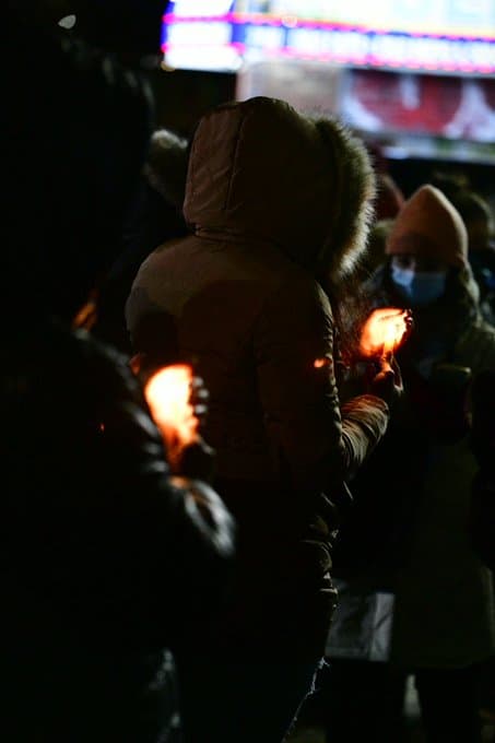 Participantes de la vigilia en en honor a las víctimas del incendio 