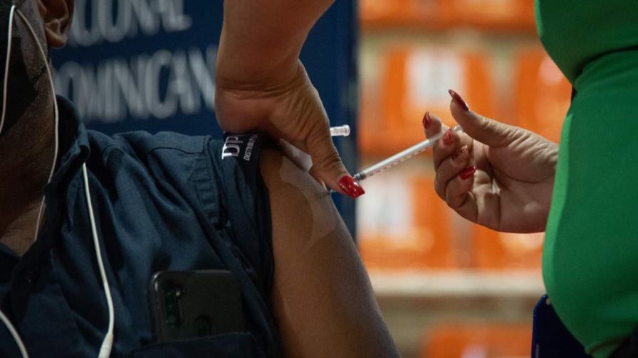 Ministro de Salud llama a la población aplicarse tercera dosis para contrarrestar ómicron