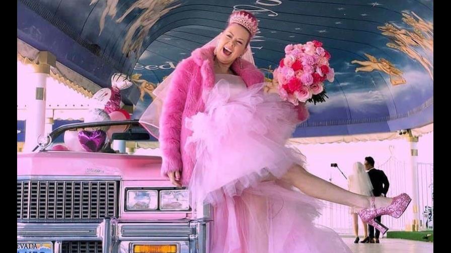 Mujer contrae matrimonio con su verdadero amor: el color rosado