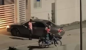 Hombre golpea mujer e intenta llevársela por la fuerza en un motor