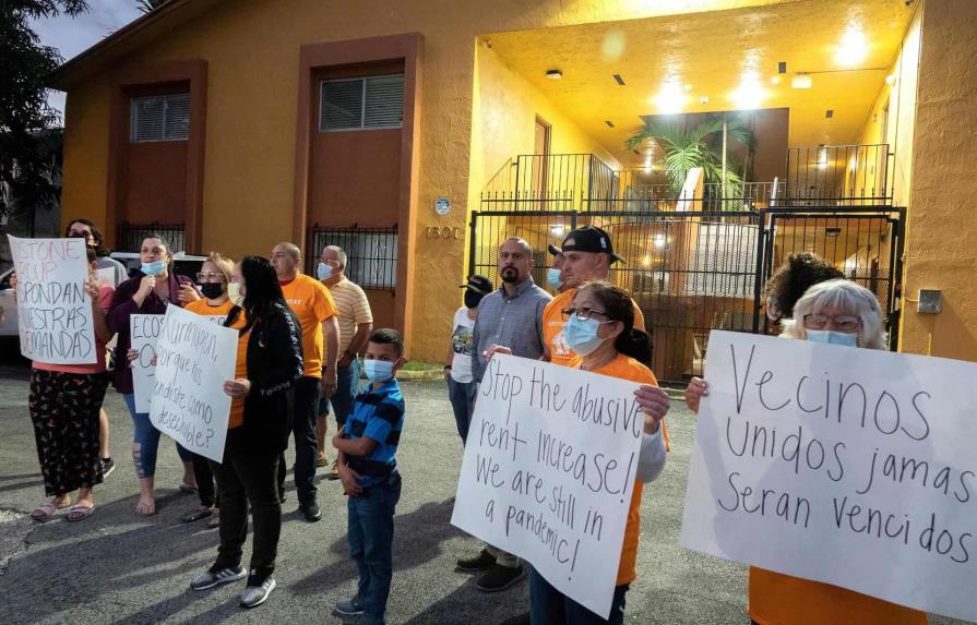 Hispanos en Florida protestan por subida del alquiler y posible desalojo