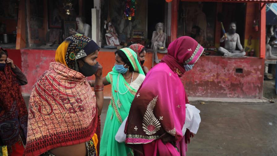 El mundo registra un nuevo récord de contagios diarios de COVID: 3,4 millones