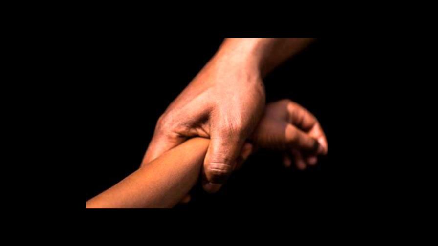 Vecinos repudian violación de una niña de cinco años con el consentimiento de su madre en Santiago