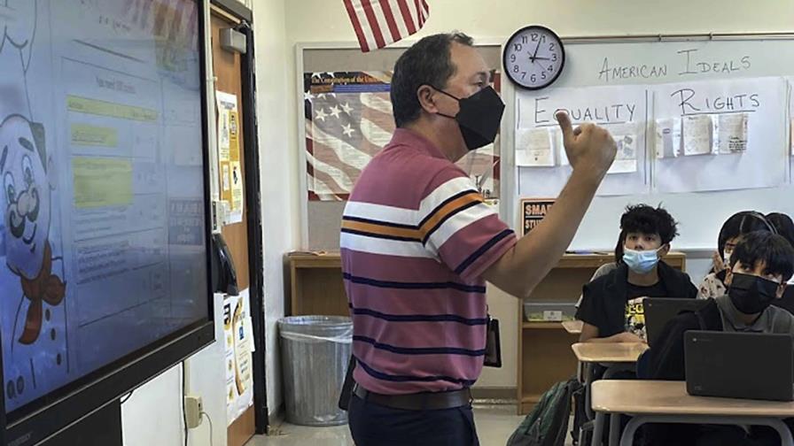 Maestros de EEUU afrontan aulas semivacías ante COVID-19