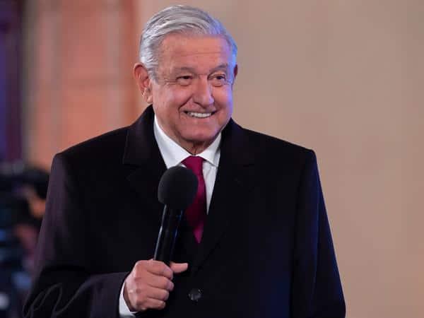 López Obrador recomienda remedios y se reúne con ministros pese a su COVID-19