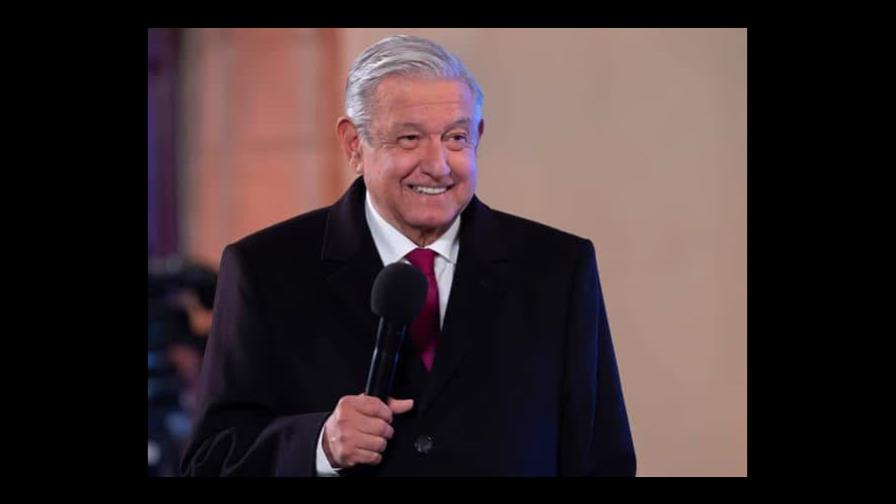 López Obrador recomienda remedios y se reúne con ministros pese a su COVID-19