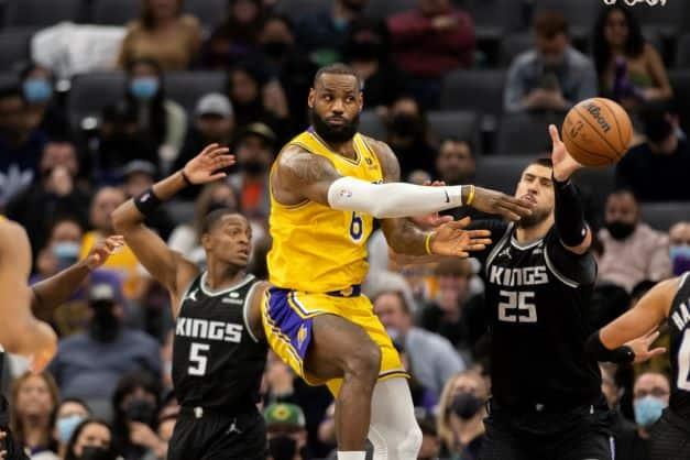 VIDEO | James anota 34, pero los Lakers caen ante los Kings
