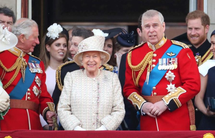 Reina Isabel retira los títulos militares del príncipe Andrés tras escándalo sexual