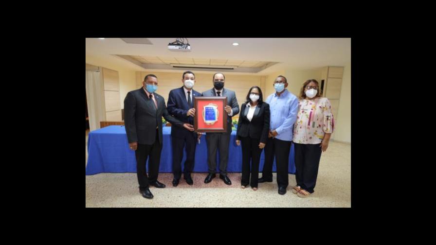 Maestros pensionados entregan reconocimiento al Defensor del Pueblo Maestros pensionados entregan reconocimiento al Defensor del Pueblo