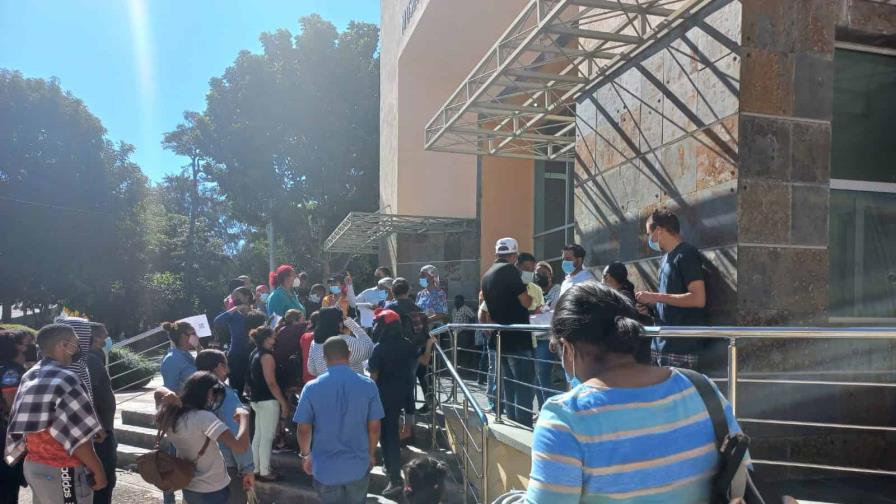 Caos y quejas en establecimiento de muestras para detectar COVID-19