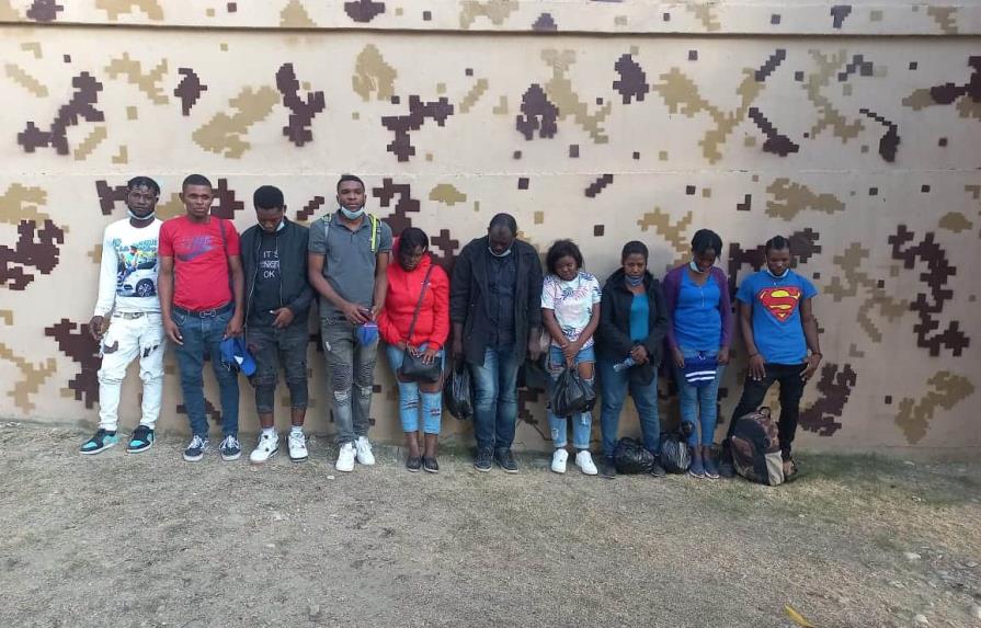 Detienen autobús que transportaba 21 haitianos ilegales