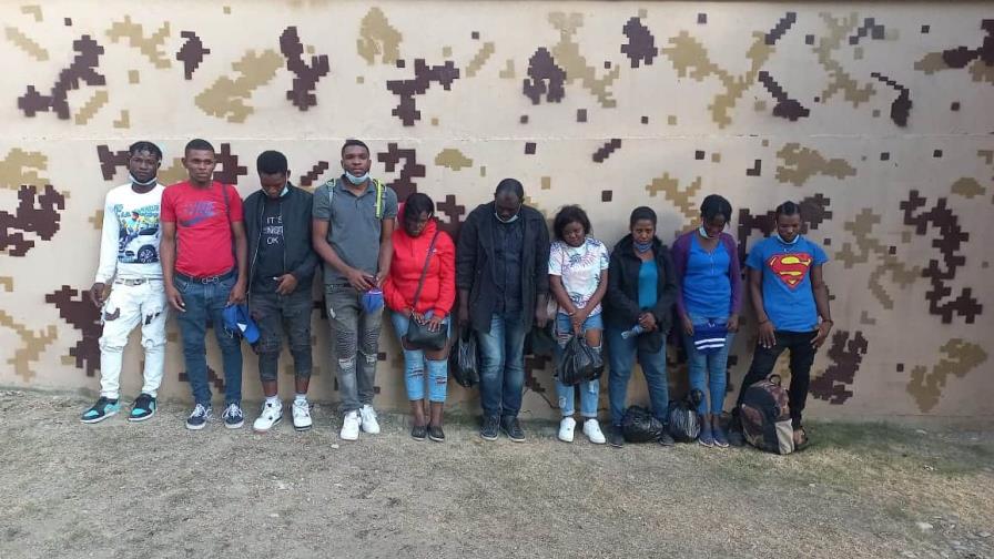 Detienen autobús que transportaba 21 haitianos ilegales Detienen autobús que transportaba 21 haitianos ilegales