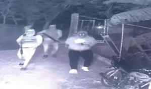 Encapuchados con armas largas atracan familia en La Vega