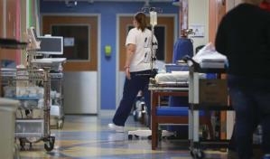 Los hospitales de Puerto Rico están bajo presión, pero no colapsados por COVID-19