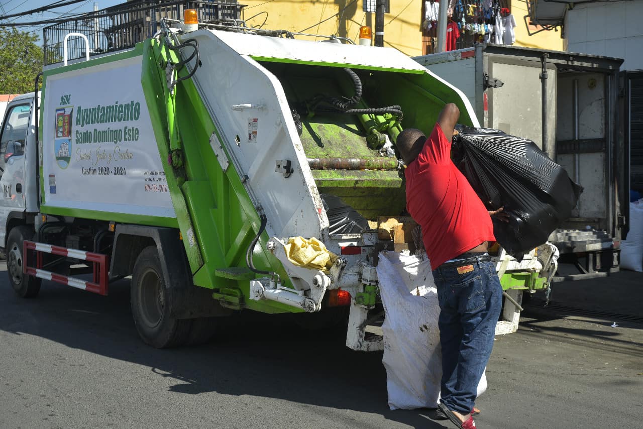 Parte de la nueva flotilla de camiones recolectores de basura. 