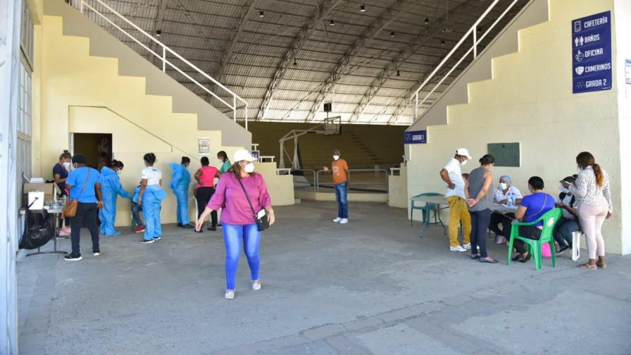 Escuelas vacías y centros de vacunación llenos; así es el día a día en San Cristóbal